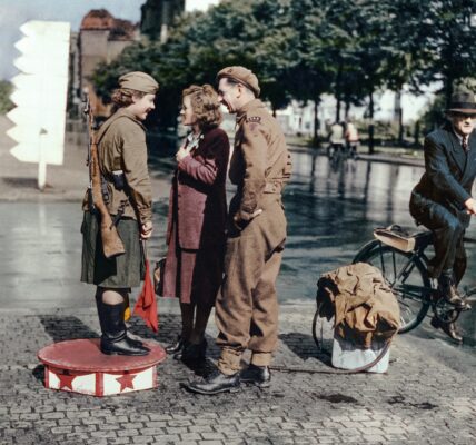 Schwarz-Weiß-Fotos des zerstörten Berlins 1945.