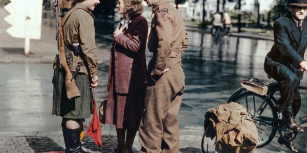Schwarz-Weiß-Fotos des zerstörten Berlins 1945.