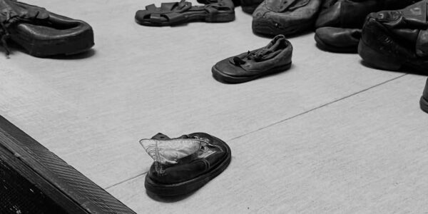 Erinnerung in jedem Schritt: Die Schuhe der Opfer von Auschwitz – stille Zeugen einer dunklen Vergangenheit