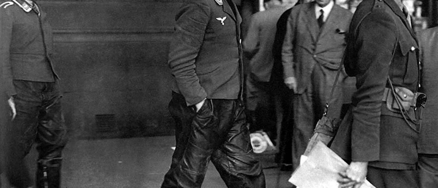 Unter britischer Militäreskorte verlassen zwei gefangene Besatzungsmitglieder der Luftwaffe die Londoner U-Bahn, 1940