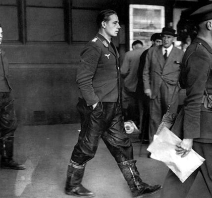Unter britischer Militäreskorte verlassen zwei gefangene Besatzungsmitglieder der Luftwaffe die Londoner U-Bahn, 1940