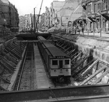 Berlins Untergrund lebt weiter – U-Bahn-Linie fährt durch Trummerlandschaft, 1945