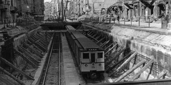 Berlins Untergrund lebt weiter – U-Bahn-Linie fährt durch Trummerlandschaft, 1945