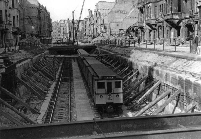 Berlins Untergrund lebt weiter – U-Bahn-Linie fährt durch Trummerlandschaft, 1945
