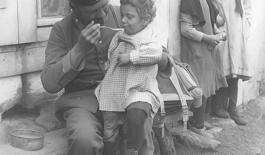 Ein seltener Moment der Menschlichkeit: Ein deutscher Soldat kummert sich um Kinder, Frankreich 1917.