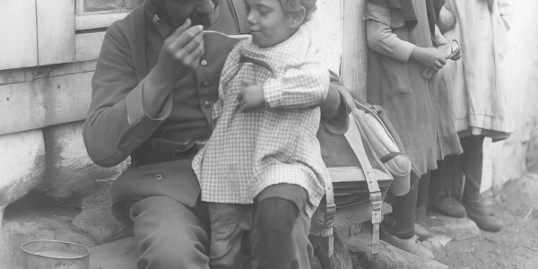 Ein seltener Moment der Menschlichkeit: Ein deutscher Soldat kummert sich um Kinder, Frankreich 1917.