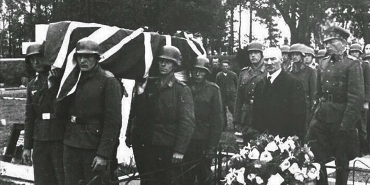 Zwei RAF-Flieger werden mit allen militärischen Ehren von deutschen Besatzungssoldaten begraben, Kanalinseln, 1943