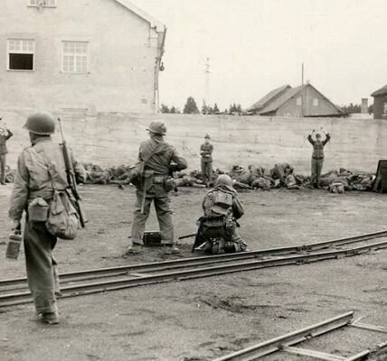 Wie die Wächter des Konzentrationslagers Dachau ihre gerechte Strafe bekamen