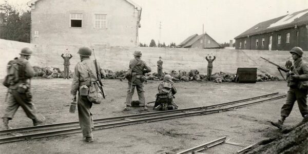 Wie die Wächter des Konzentrationslagers Dachau ihre gerechte Strafe bekamen