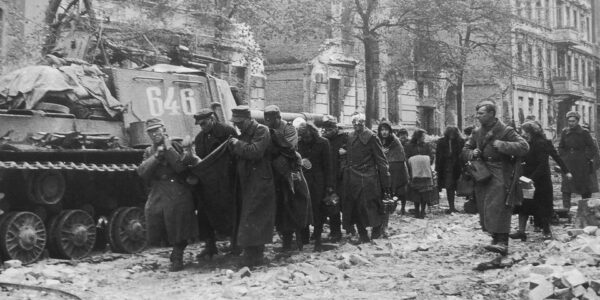Berlin 1945: Deutsche Soldaten in Gefangenschaft – das Ende einer Ära.