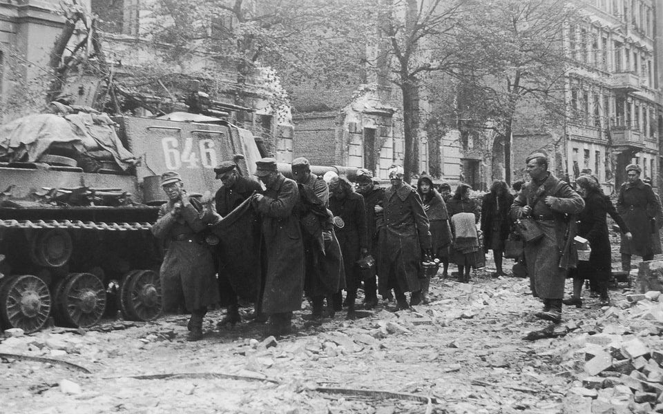Berlin 1945: Deutsche Soldaten in Gefangenschaft – das Ende einer Ära.