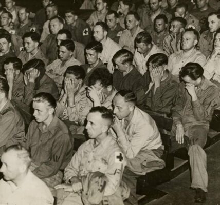 Deutsche Soldaten reagieren auf Aufnahmen von Konzentrationslagern, 1945