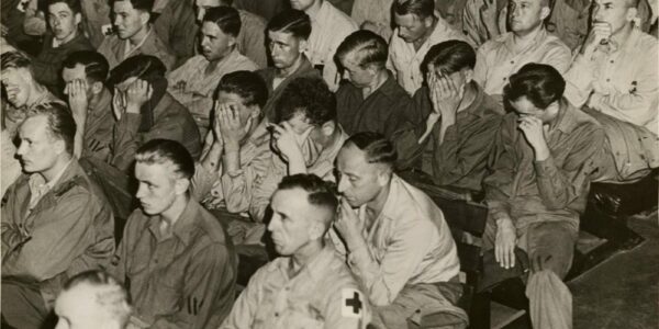 Deutsche Soldaten reagieren auf Aufnahmen von Konzentrationslagern, 1945