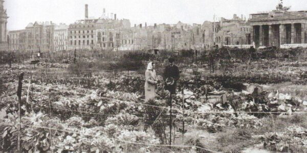 Überleben zwischen Ruinen: Berlinerinnen bestellen ein Feld vor dem Reichstag, 1946