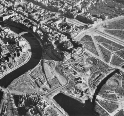 Berlin 1945 – Die zerstörte Hauptstadt im Blick von oben: Trummer, Vergangenheit und die Suche nach Zukunft.