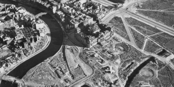Berlin 1945 – Die zerstörte Hauptstadt im Blick von oben: Trummer, Vergangenheit und die Suche nach Zukunft.