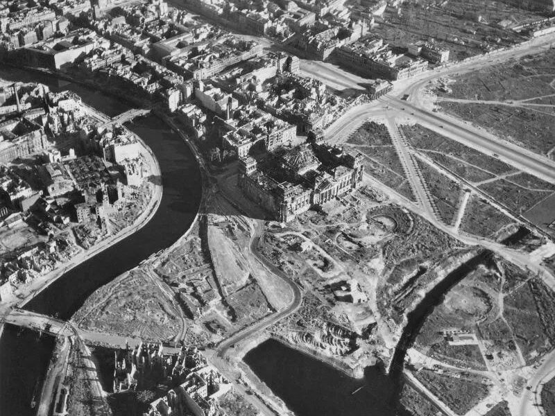 Berlin 1945 – Die zerstörte Hauptstadt im Blick von oben: Trummer, Vergangenheit und die Suche nach Zukunft.