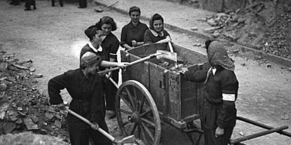 Trümmerfrauen−ein Spannungsfeld zwischen Heldinnen-und Opfermythos