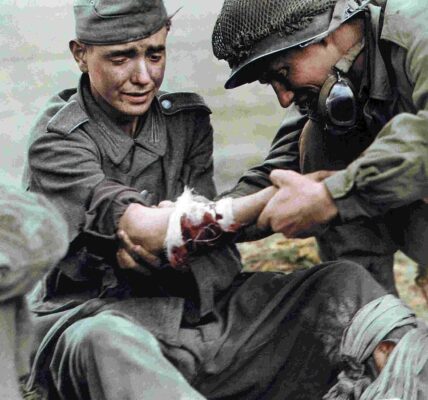 Hitler ausmerzen: Auf neu kolorierten Fotos wird gezeigt, wie alliierte Truppen im letzten Jahr des Zweiten Weltkriegs die Nazi-Kriegsmaschinerie zermurbten