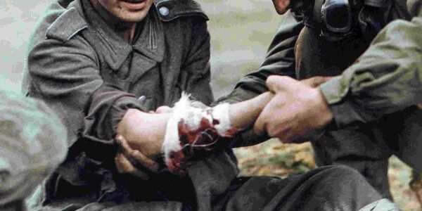 Hitler ausmerzen: Auf neu kolorierten Fotos wird gezeigt, wie alliierte Truppen im letzten Jahr des Zweiten Weltkriegs die Nazi-Kriegsmaschinerie zermurbten