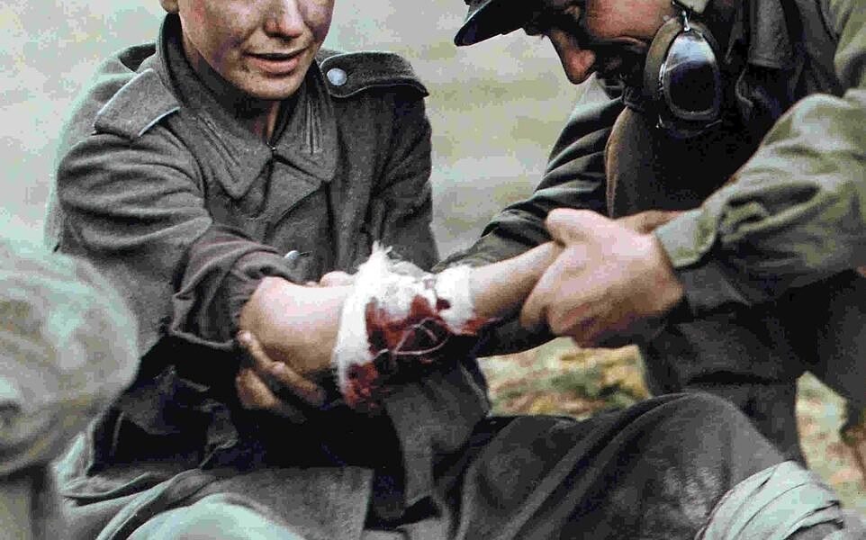 Hitler ausmerzen: Auf neu kolorierten Fotos wird gezeigt, wie alliierte Truppen im letzten Jahr des Zweiten Weltkriegs die Nazi-Kriegsmaschinerie zermurbten