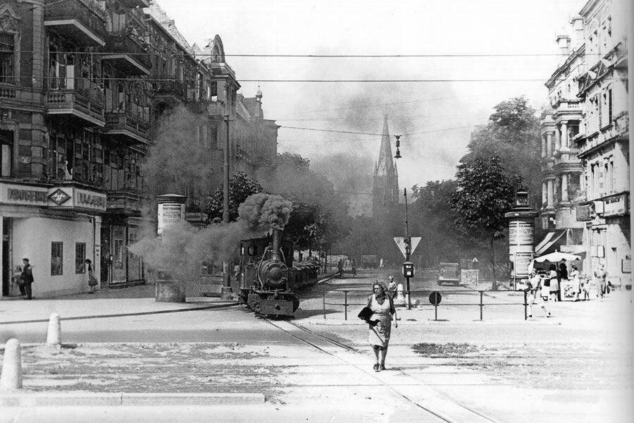 22 Vintage-Fotografien fangen das Alltagsleben rund um die Berliner Mauer in den 1950er und frühen 1960er Jahren ein.