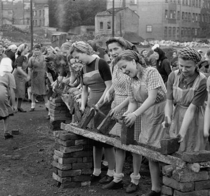 Starke Frauen nach dem Krieg – Wie Trummerfrauen Deutschlands Städte wiederaufbauten.