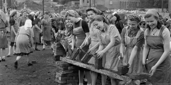 Starke Frauen nach dem Krieg – Wie Trummerfrauen Deutschlands Städte wiederaufbauten.