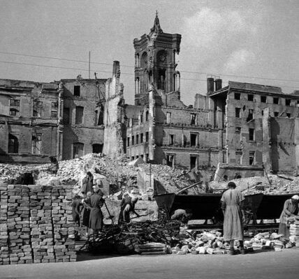Trummerfrauen im Herzen der Zerstörung – Deutschlands Wiederaufbau beginnt zwischen Ruinen und Hoffnung.