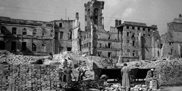 Trummerfrauen im Herzen der Zerstörung – Deutschlands Wiederaufbau beginnt zwischen Ruinen und Hoffnung.