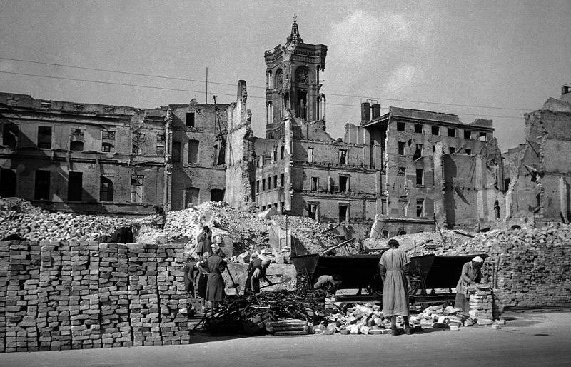 Trummerfrauen im Herzen der Zerstörung – Deutschlands Wiederaufbau beginnt zwischen Ruinen und Hoffnung.