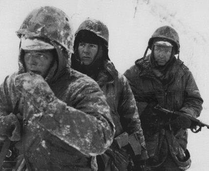 Deutscher Soldat im eisigen Inferno: Überlebenskampf an der Winterfront!