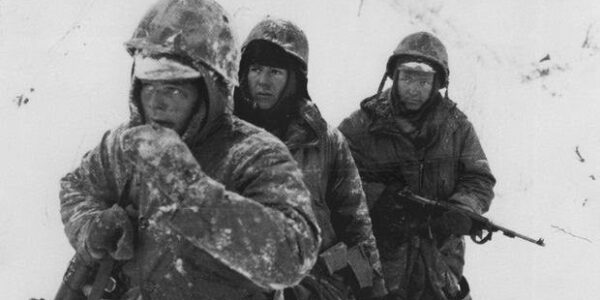 Deutscher Soldat im eisigen Inferno: Überlebenskampf an der Winterfront!