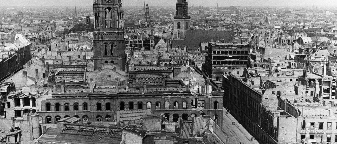Hier ist ein ausfuhrlicher Text mit etwa 800 Wörtern auf Deutsch, passend zum Titel „Berlin 1945: Ein Meer aus Trummern und ein letzter Blick auf das Rote Rathaus.