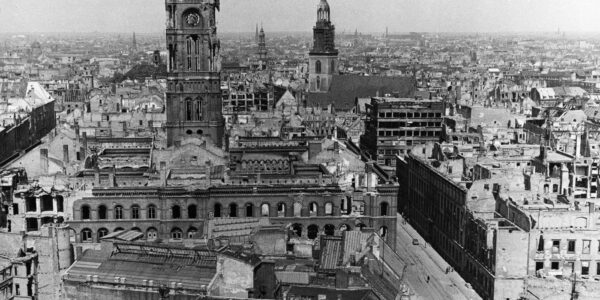 Hier ist ein ausfuhrlicher Text mit etwa 800 Wörtern auf Deutsch, passend zum Titel „Berlin 1945: Ein Meer aus Trummern und ein letzter Blick auf das Rote Rathaus.