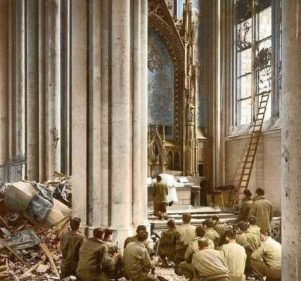 Glaube in den Ruinen – Eine Messe im zerstörten Kölner Dom, 1945