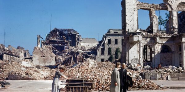 Kurz nach dem Zweiten Weltkrieg dokumentieren 48 erstaunliche Fotos den Berliner Alltag im Jahr 1946.