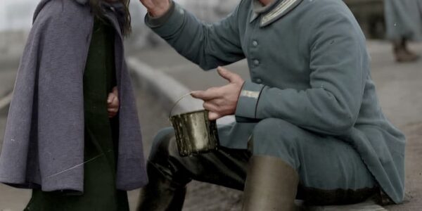 Ein Moment der Menschlichkeit: Deutscher Soldat teilt 1915 sein Essen mit belgischem Kind.