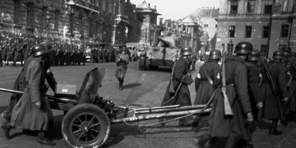 Straßenkampf und letzte Verteidigung: Deutsche Soldaten ziehen Geschutze durch die Straßen Budapests, Oktober 1944