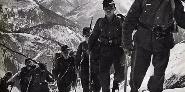 Deutsche Gebirgssoldaten im Wintereinsatz – Training in den Alpen (1940er Jahre)