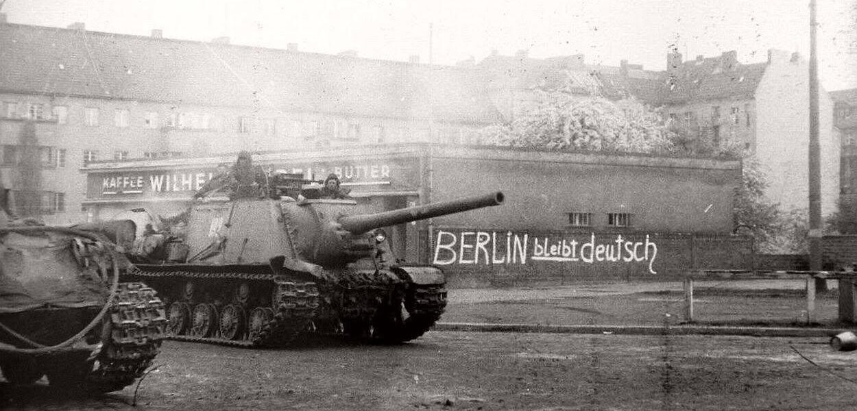 Berlin im Fruhling 1945: Alliierte Panzer in der zerstörten Reichshauptstadt – Das Ende des Zweiten Weltkriegs ruckt näher.