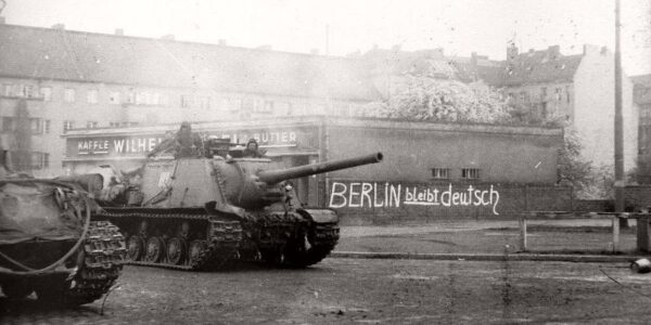 Berlin im Fruhling 1945: Alliierte Panzer in der zerstörten Reichshauptstadt – Das Ende des Zweiten Weltkriegs ruckt näher.