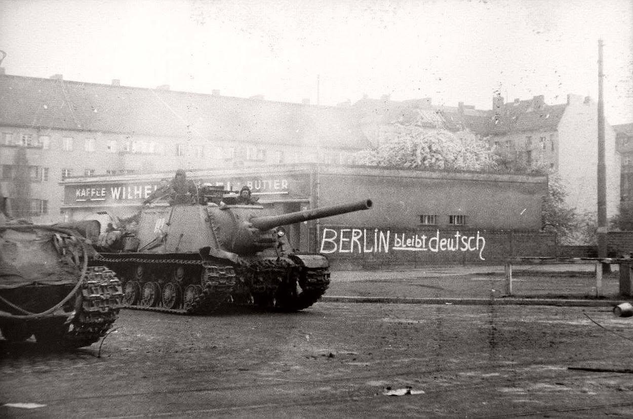 Berlin im Fruhling 1945: Alliierte Panzer in der zerstörten Reichshauptstadt – Das Ende des Zweiten Weltkriegs ruckt näher.