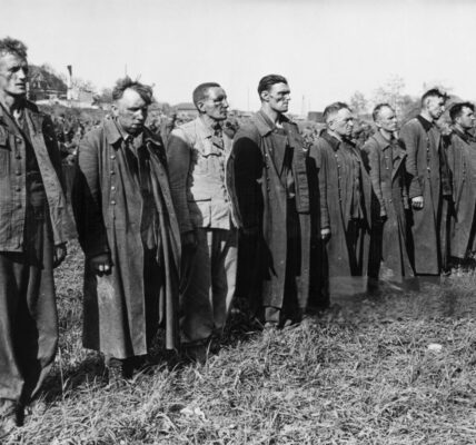 Verdacht auf Kriegsverbrechen: SS-Soldaten im Lager Passau, Mai 1945