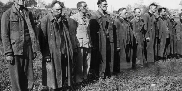 Verdacht auf Kriegsverbrechen: SS-Soldaten im Lager Passau, Mai 1945