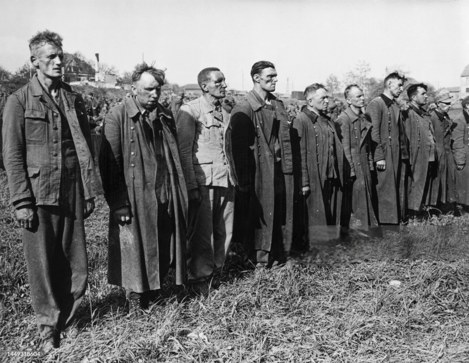 Verdacht auf Kriegsverbrechen: SS-Soldaten im Lager Passau, Mai 1945