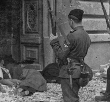 Ukrainische Askaris stehen neben den Leichen ermordeter Juden, Warschau, 1943
