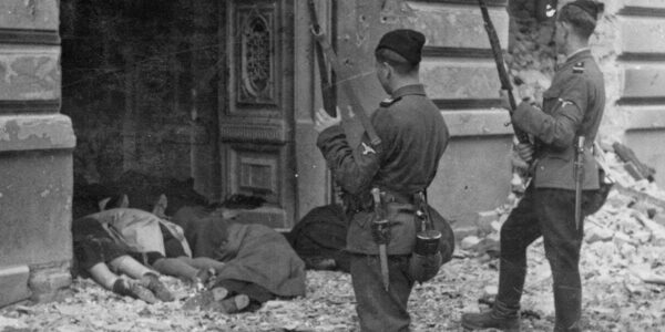 Ukrainische Askaris stehen neben den Leichen ermordeter Juden, Warschau, 1943