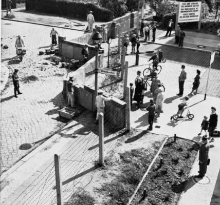 Erstaunliche Schwarz-Weiß-Fotos vom Bau der Berliner Mauer im Jahr 1961