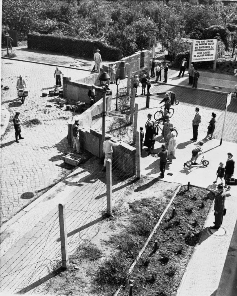Erstaunliche Schwarz-Weiß-Fotos vom Bau der Berliner Mauer im Jahr 1961